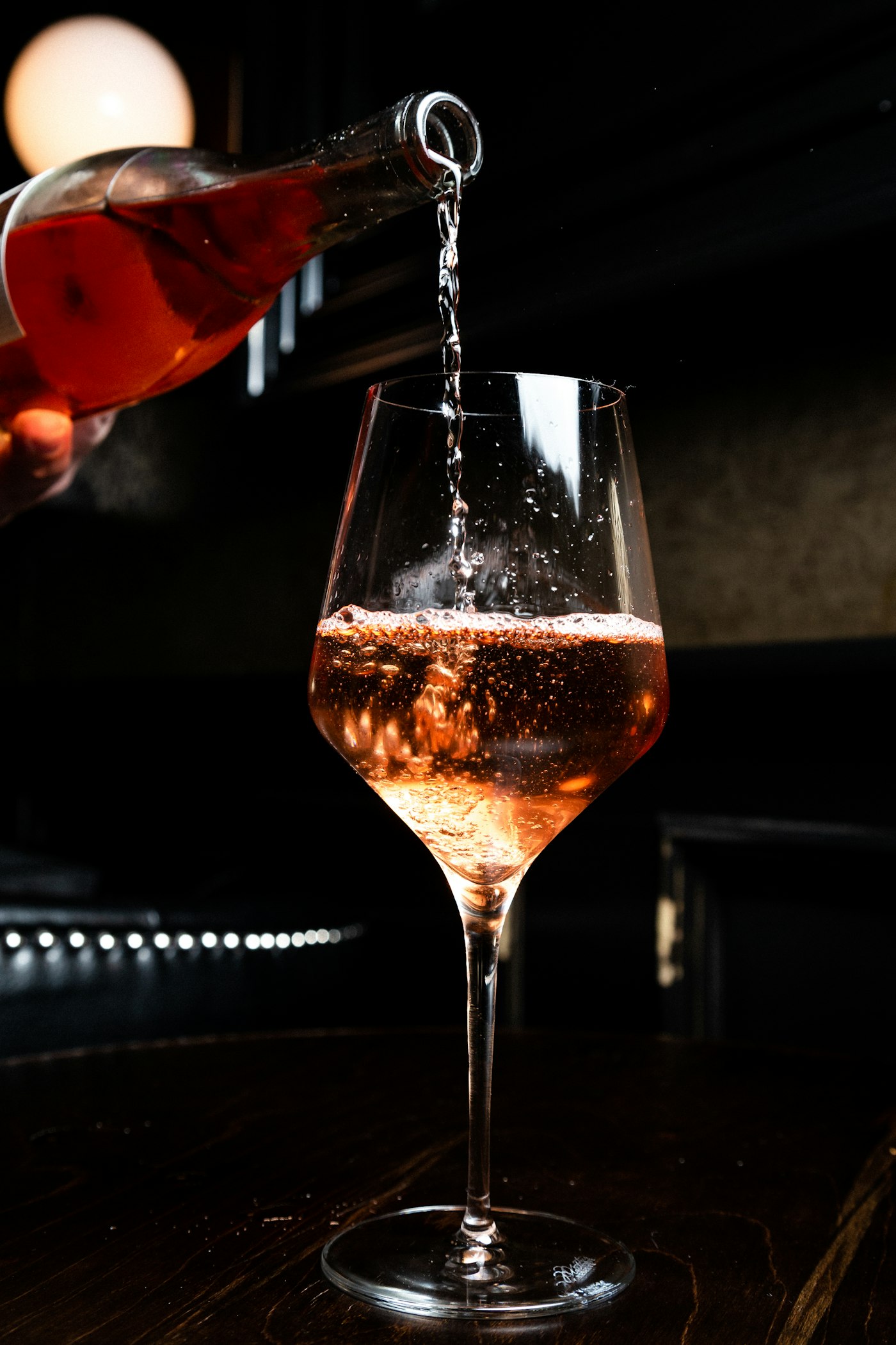 How to Serve Non-Alcoholic Wine: Temperature, Glasses & Pairings